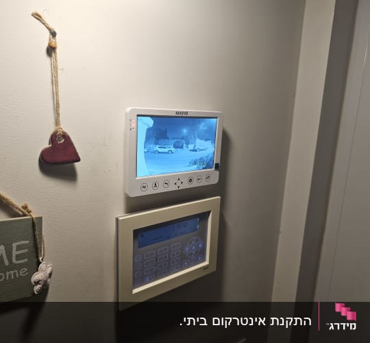 מסך אינטרקום עם תצוגת מצלמה ומקשים